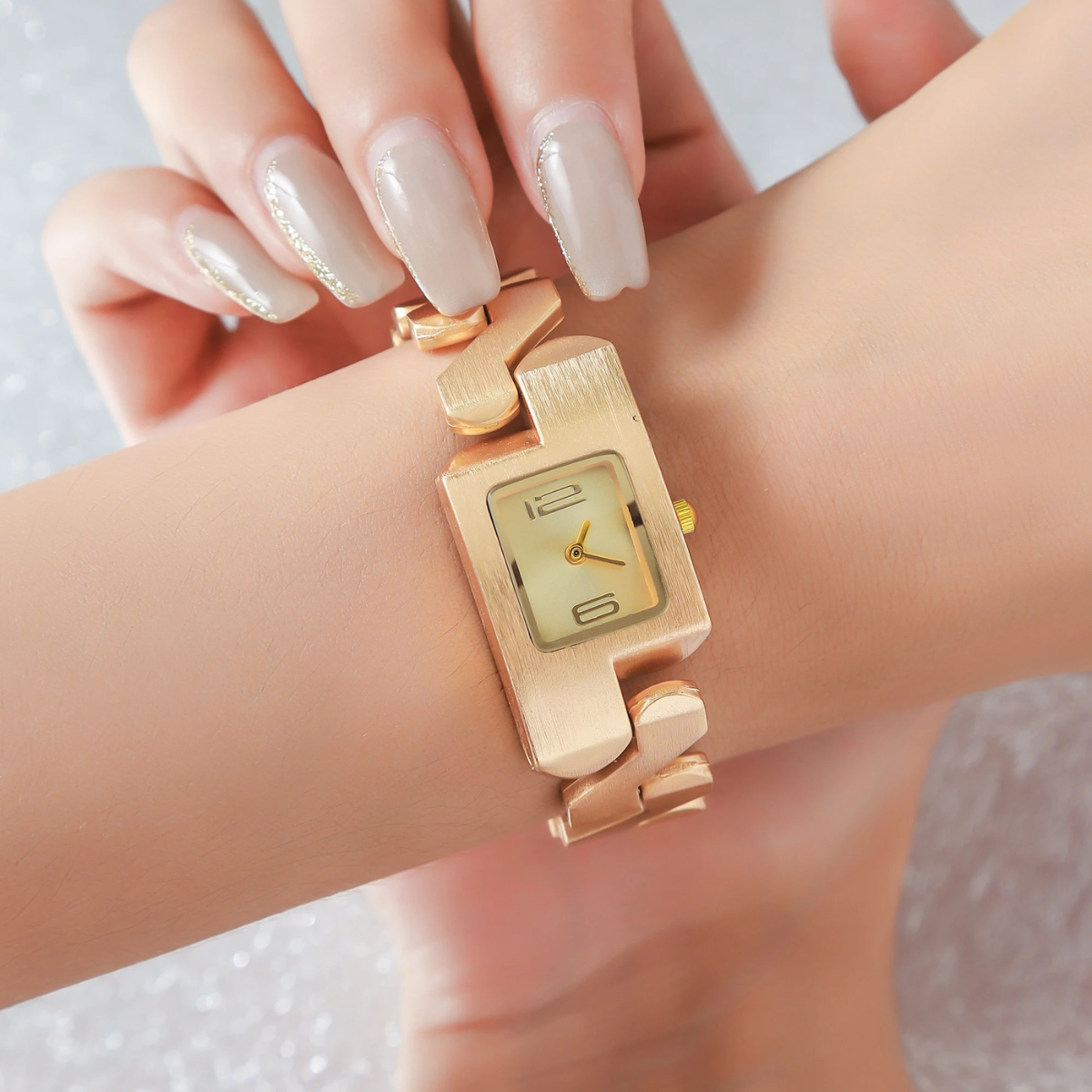 Belloura™ – Vintage-Style Square Quartz Watch (50% Off)